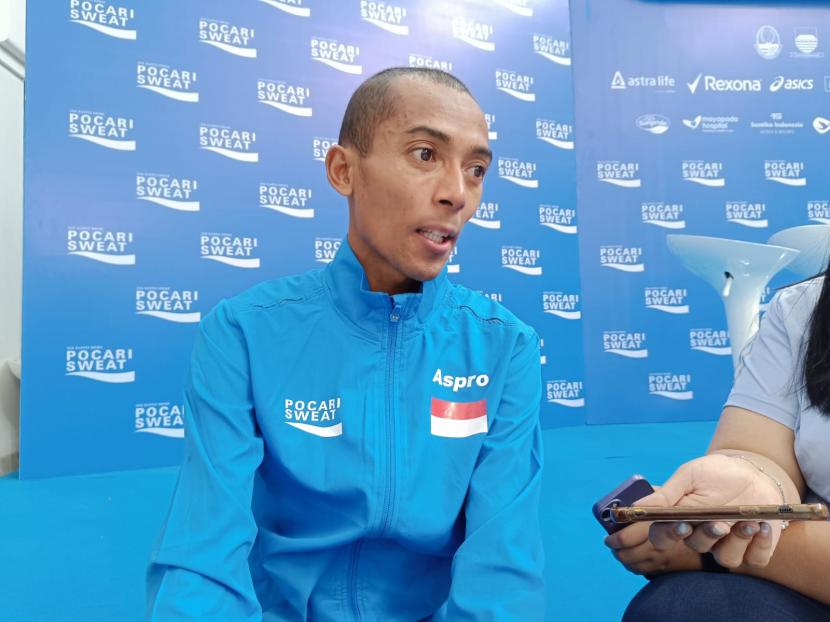 Pelari jarak jauh Indonesia Agus Prayogo saat ditemui Republika.co.id di Gedung Sate, Bandung, Ahad (30/7/2023). 