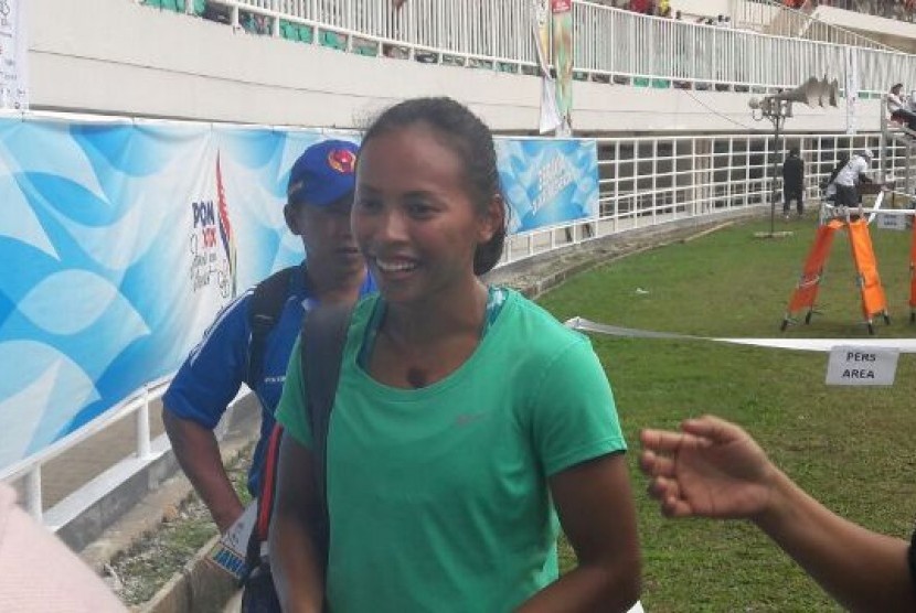 Pelari Jawa Timur (Jatim) Tri Setyo Utami meraih emas atletik nomor 100 dan 200 meter PON XIX Jabar.