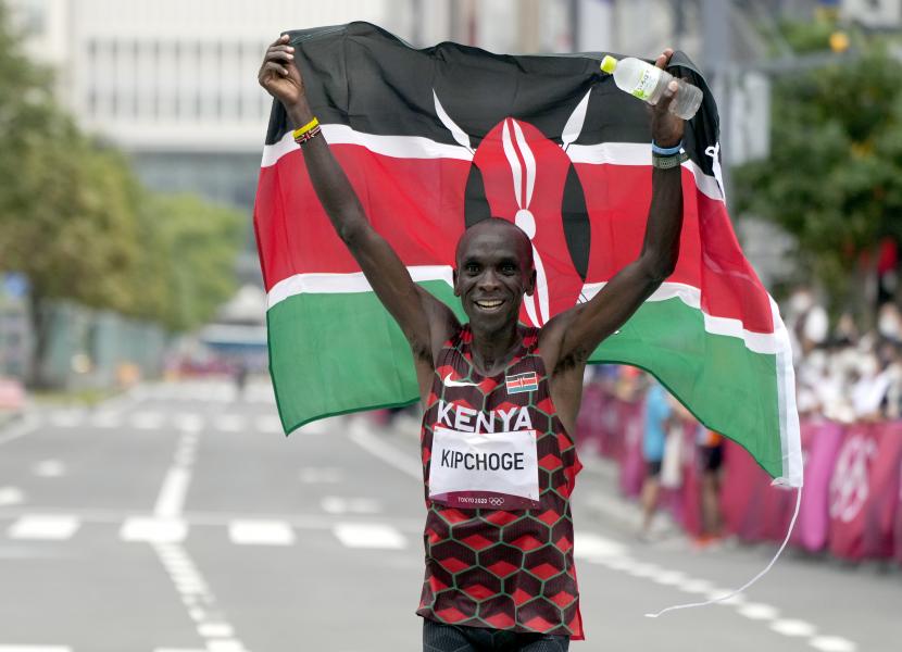 Pelari Kenya, Eliud Kipchoge melakukan selebrasi setelah finis pertama di nomor lari maraton Olimpiade 2020, Ahad (8/8).