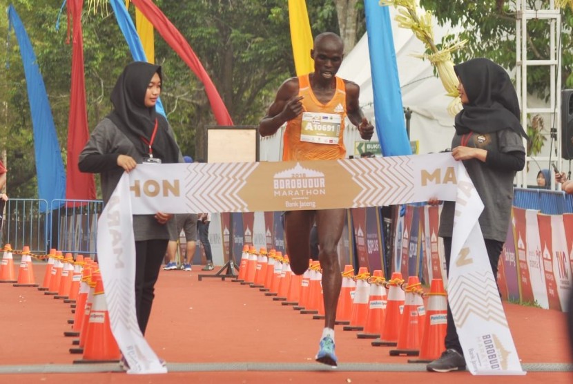 Pelari Kenya, Geoffrey Birgen saat menyentuh garis finish yang pertama pada kategori Full Marathon Open Male, Borobudur Marathon 2018 Powered by Bank Jateng, di Taman Lumbini, Kompleks Candi Borobudur, Kabupaten Magelang, Jawa Tengah, Ahad (18/11). Ia mencatatkan waktu tercepat   2 jam 20 menit 10 detik.