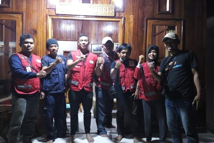 Sprinter Lalu Muhammad Zohri welcomes PMI volunteer in Lombok, West Nusa Tenggara.