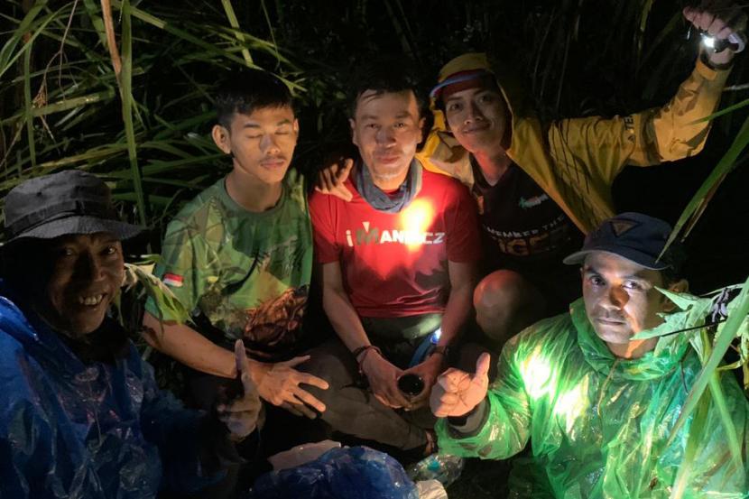 Pelari lintas alam yang hilang di Gunung Arjuno berhasil ditemukan dalam keadaan selamat, Selasa (5/7/2022) malam. 