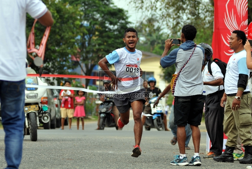Pelari mengikuti Lomba lari 10K menyambut perayaan HUT ke-70 RI di Sorong, Papua Barat, Ahad (16/8).  (Republika/Rakhmawaty La’lang)
