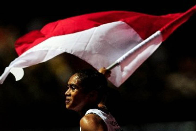 Pelari putri Indonesia Triyaningsih, melakukan selebrasi usai finis diurutan pertama pada pertandingan lari nomor 5000 meter, cabang Atletik Sea Games ke 26 di Stadion Atletik Jakabaring Sports City, Palembang, Sumatera Sealatan, Senin (14/11). 
