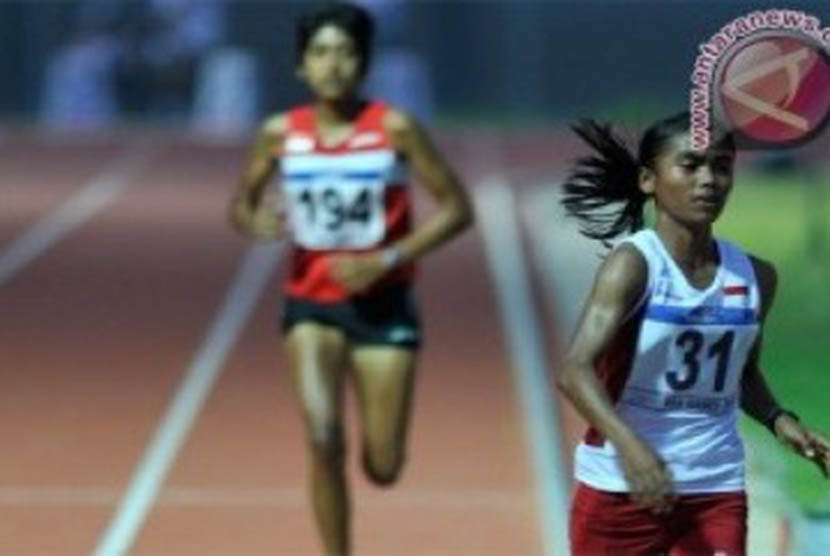Pelari putri Indonesia Triyaningsih memacu kecepatan pada final 10.000 meter putri SEA Games XXVI di Stadion Atletik Jakabaring Sport City, Palembang, Sumatera Selatan, Sabtu (12/11). Triyaningsih berhasil meraih emas dengan catatan waktu 34 menit 52,74det