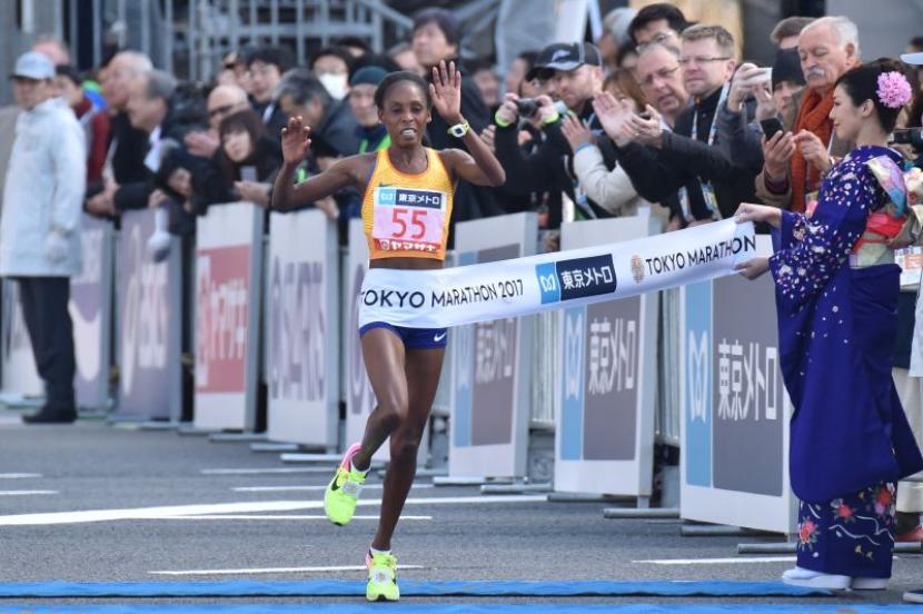 Pelari putri Kenya Sarah Chepchirchir melintasi garis finis pada Tokyo Marathon 2017.