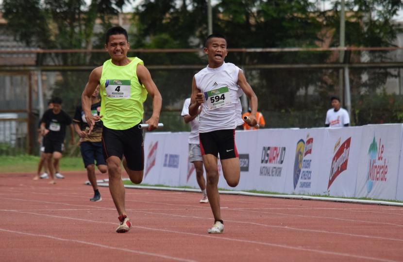 Pelari terakhir regu SMAN 1 Padangsidempuan Roland Gultom (kanan) saat bersaing pada final lari estafet 4x100 meter pada Energen Champion SAC Indonesia 2022 - North Sumatera Qualifiers, di Stadion Unimed, Medan, Minggu (13/11)