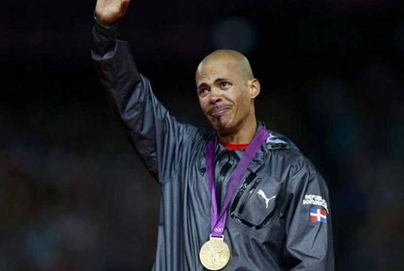 Pelari veteran dari Republik Dominika, Felix Sanchez meraih medali emas di nomor lari 400 meter halang rintang putra.