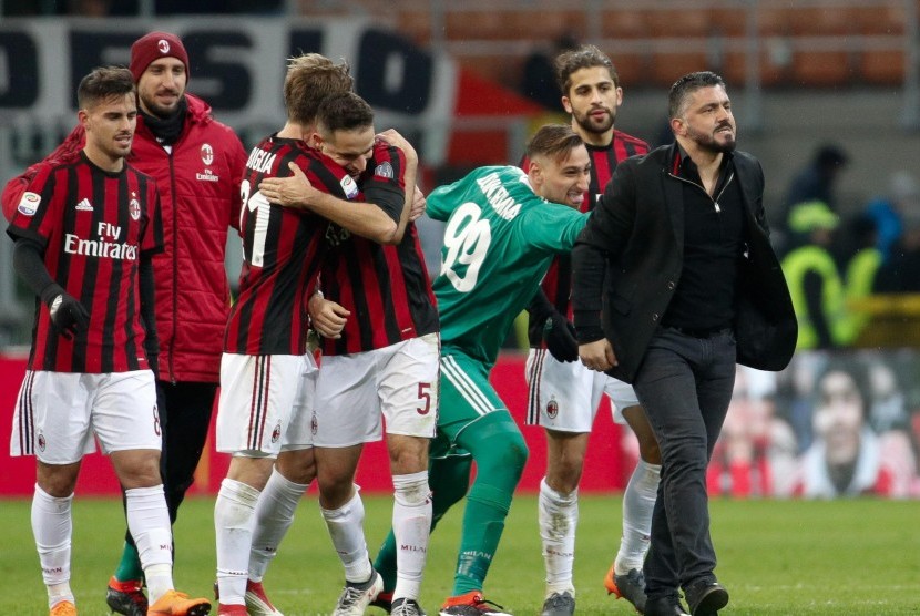 Pelatih AC Milan Gennaro Gattuso (kanan) bersama para pemainnya merayakan kemenangan atas Sampdoria di Stadion San Siro, Senin (19/2) dini hari WIB. 