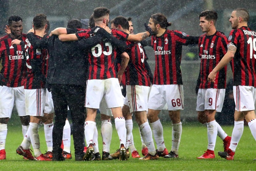 Pelatih AC Milan Gennaro Gattuso (ketiga dari kiri) menyelamati pemainnya saat pertandingan Serie A antara AC Milan dan FC Bologna di Stadion San Siro, Milan, Italia, Senin (10/12) dini hari WIB. 
