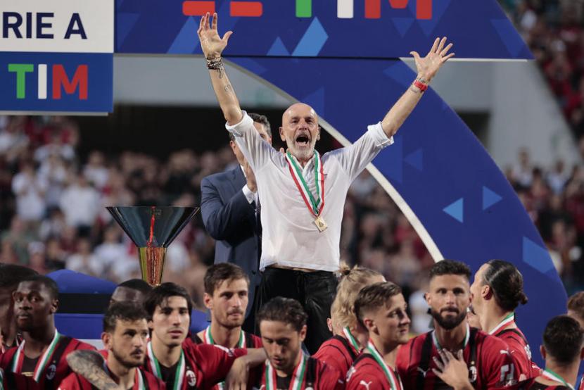 Pelatih AC Milan Stefano Pioli (baju putih) saat merayakan gelar juara Serie A Liga Italia musim 2021/2022 di Stadion Mapei. (ilustrasi)