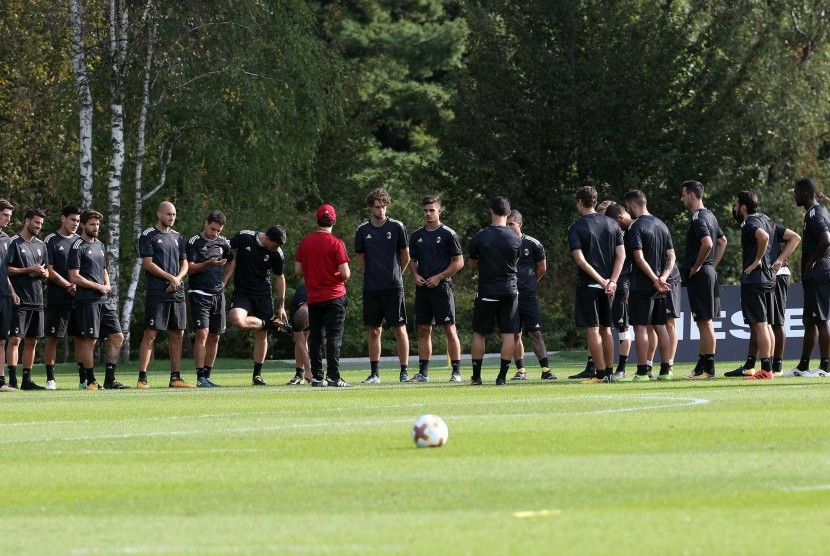 Pelatih AC Milan Vincenzo Montella (berbaju merah) berbicara dengan para pemain pada sesi latihan di Milanello Sports Centre, Carnago, Italia. 