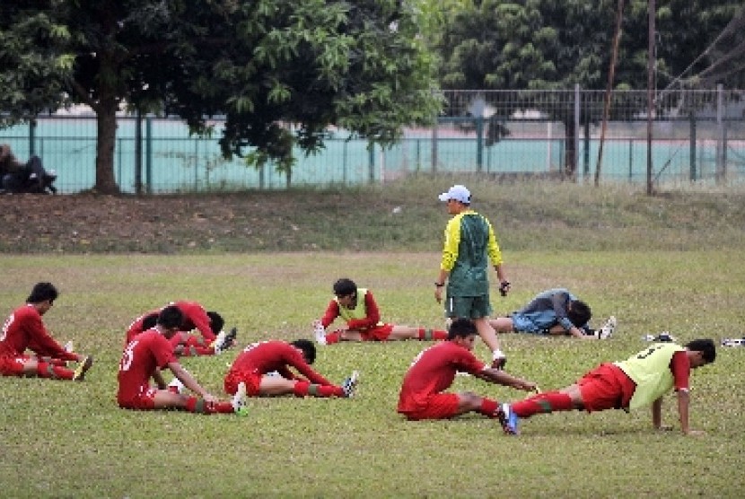 Pelatih Aji Santoso bersama para pemain timnas Indonesia.