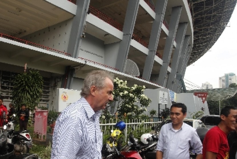 Pelatih Alfred Riedl.