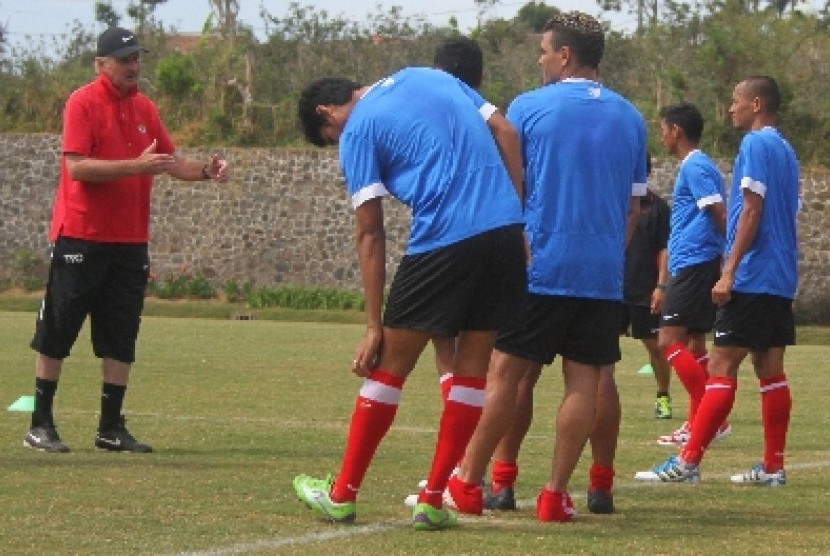 Pelatih Alfred Riedl (kiri) memberi instruksi kepada pemain timnas Indonesia.