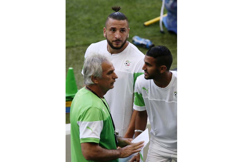 Pelatih Aljazair Vahid Halilhodzic (kiri) dan pemainnya Nabil Ghilas (tengah) selama sesi pelatihan di Estadio Mineirao, Belo Horizonte, Brasil, Senin (16/6).   (EPA / DENNIS M. Sabangan)