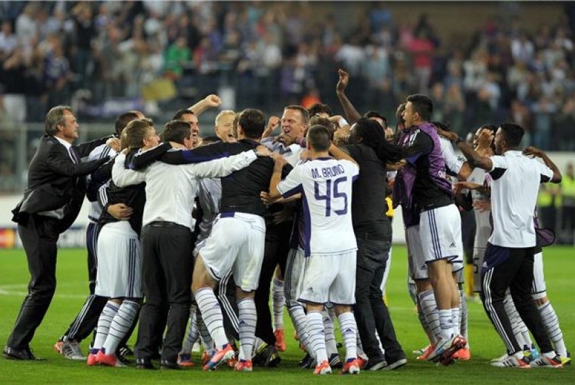 Pelatih Anderlecht, John Van Den Brom (tengah), melakukan perayaan bersama timnya usai mengalahkan AEL di leg kedua babak playoff Liga Champions di Stadion Constant Vanden Stock, Anderlecht, Selasa (28/8). 