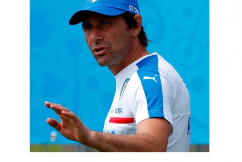 Pelatih Antonio Conte memberikan instruksi