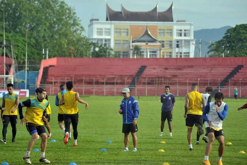 Pelatih Arema FC Aji Santoso (tengah) m