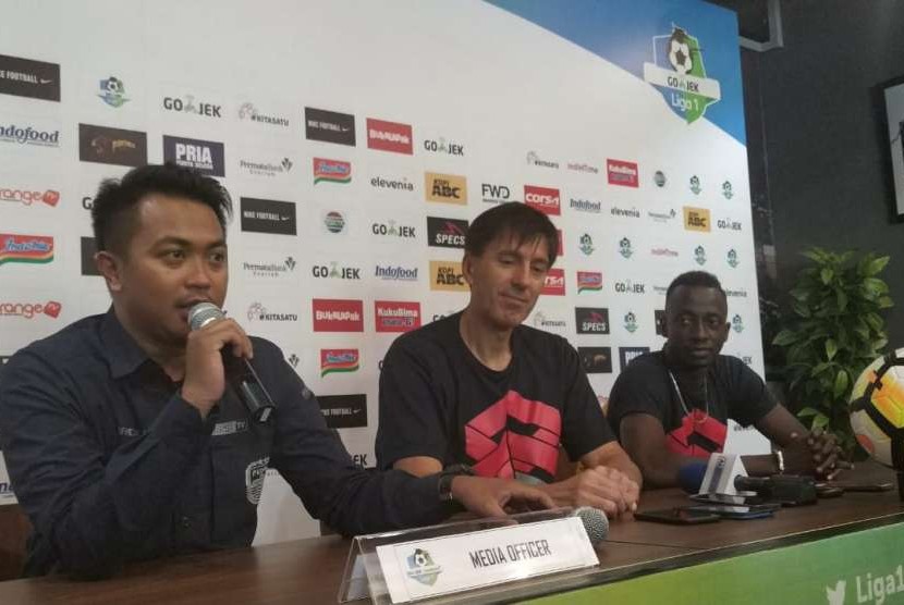Pelatih Arema FC Milan Patrovic (tengah) dan pemain Arema FC Makan Konate (kanan) di Graha Persib, Kota Bandung, Rabu (12/9). 