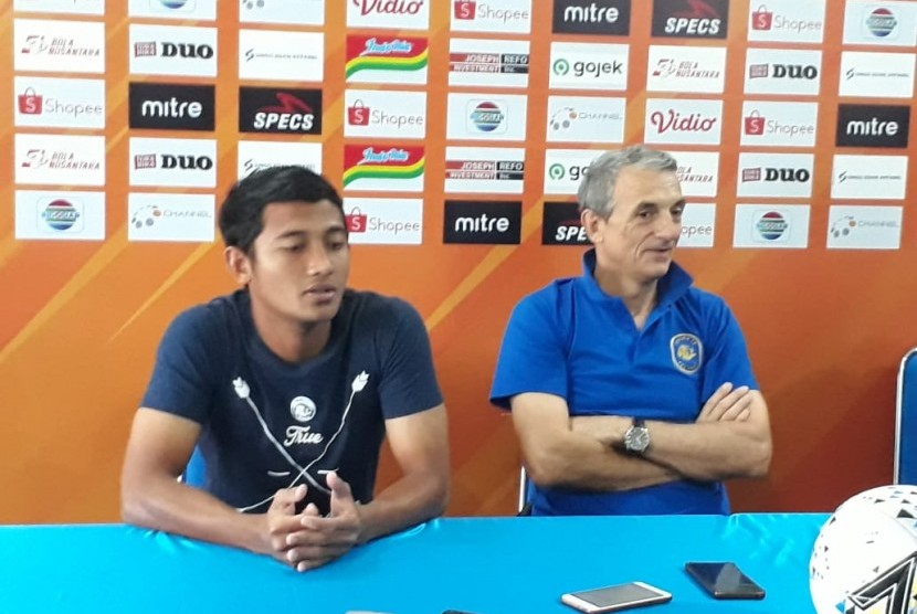 Pelatih Arema FC, Milomir Seslija dan pemain Nasir memberikan keterangan pers terkait pertandingan melawan PSIS Semarang di Kantor Arema FC, Kota Malang, Jumat (30/8). 
