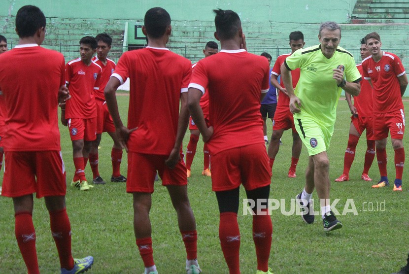 Pelatih Arema FC Milomir Seslija (kedua dari kanan) memberi instruksi pada anak asuhnya saat memimpin latihan perdana di Stadion Gajayana, Malang, Jawa Timur, Kamis (10/1/2019).