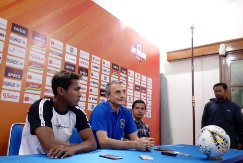 Pelatih Arema FC (tengah) Milomir Seslija dan Pemain Hendro Siwanto (kiri) memberikan keterangan pers di Kantor Arema FC, Kota Malang, Rabu (14/8).