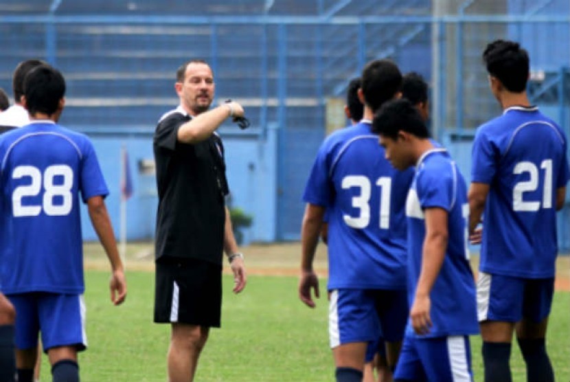 Pelatih Arema Indonesia, Dejan Antonic (tengah) memberi instruksi pada sejumlah pesepakbola saat berlatih di Stadion Gajayana, Malang, Jawa Timur.