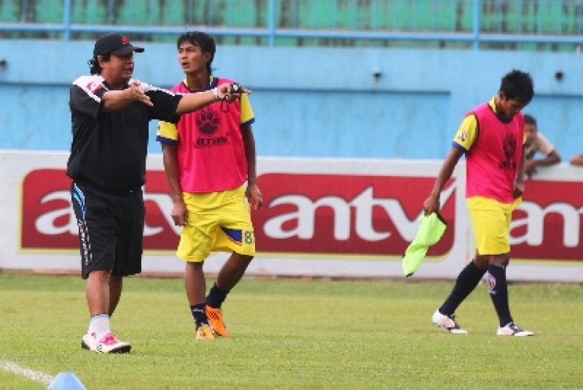 Pelatih Arema Indonesia, Suharno (kiri).