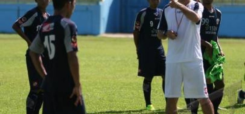 Pelatih Arema Indonesia, Wolfgang Pikal (kanan), memberi instruksi pada sejumlah pemainnya.