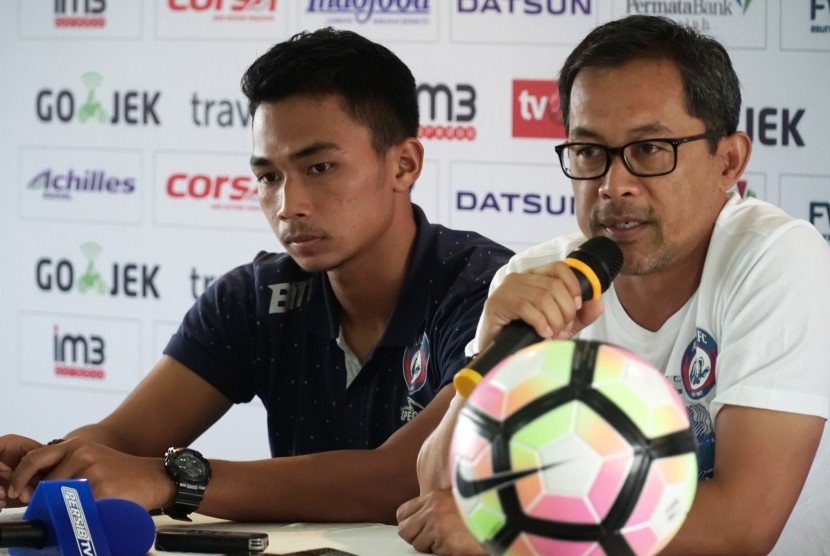 Pelatih Arema FC Aji Santoso (kanan)