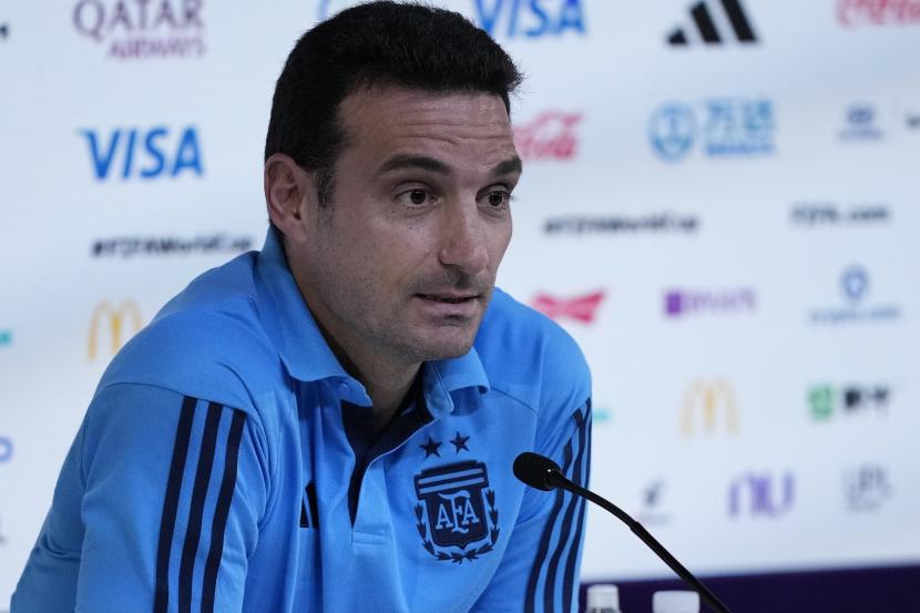 Pelatih Argentina Lionel Scaloni menghadiri konferensi pers menjelang pertandingan sepak bola Piala Dunia babak 16 besar antara Argentina dan Australia, di Doha, Qatar, Jumat, 2 Desember 2022. 