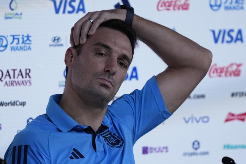 Pelatih Argentina LIonel Scaloni menghadiri konferensi pers menjelang pertandingan sepak bola babak 16 besar Piala Dunia 2022 antara Argentina dan Australia, di Doha, Qatar, Jumat, 2 Desember 2022. 