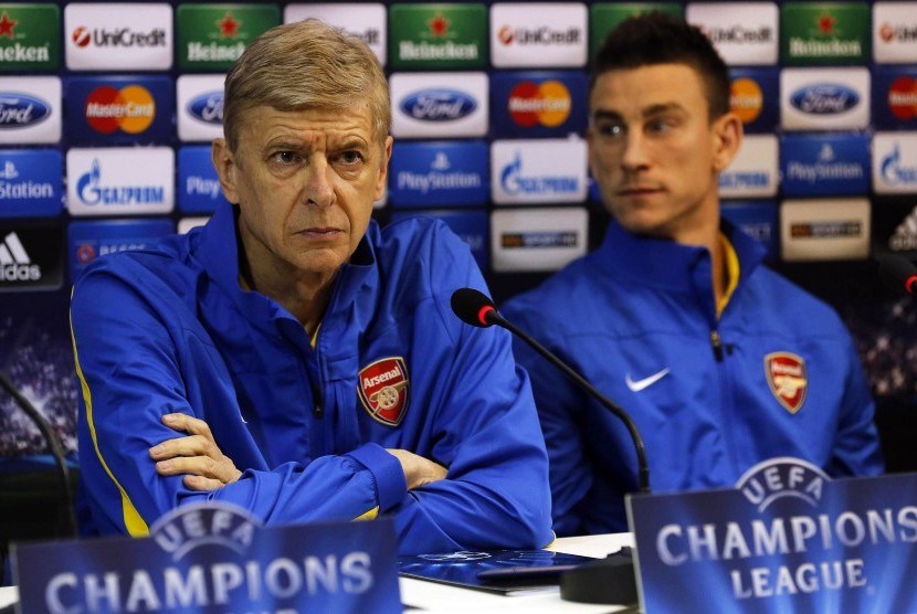 Pelatih Arsenal, Arsene Wenger (kiri) dan bek Laurent Koscielny.