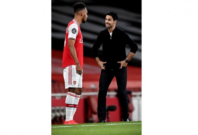 Pelatih Arsenal, Mikel Arteta berbicara dengan Pierre Emerick Aubameyang.