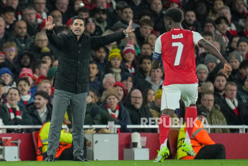 Pelatih Arsenal Mikel Arteta (kiri) memberikan instruksi saat timnya menghadapi Bayern Munchen di Liga Champions.