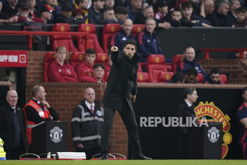 Pelatih Arsenal Mikel Arteta saat mendampingi timnya menghadapi Manchester United di Old Trafford.