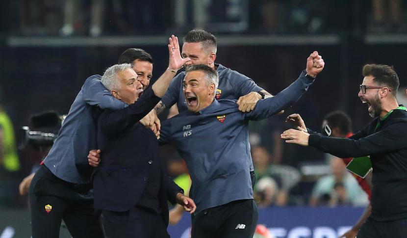Pelatih AS Roma Jose Mourinho (kedua kiri) meluapkan kegembiraan bersama para stafnya seusai membawa Roma menjuarai Liga Konferensi Eropa mengalahkan Feyenoord di final.