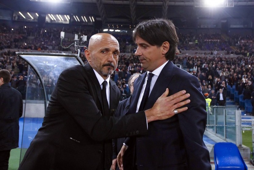 Pelatih AS Roma, Luciano Spalletti (kiri) bersalaman dengan pelatih Lazio, Simone Inzaghi seusai laga Coppa Italia, di Olimpico, Rabu (5/4) dini hari WIB. Lazio melaju ke babak final.