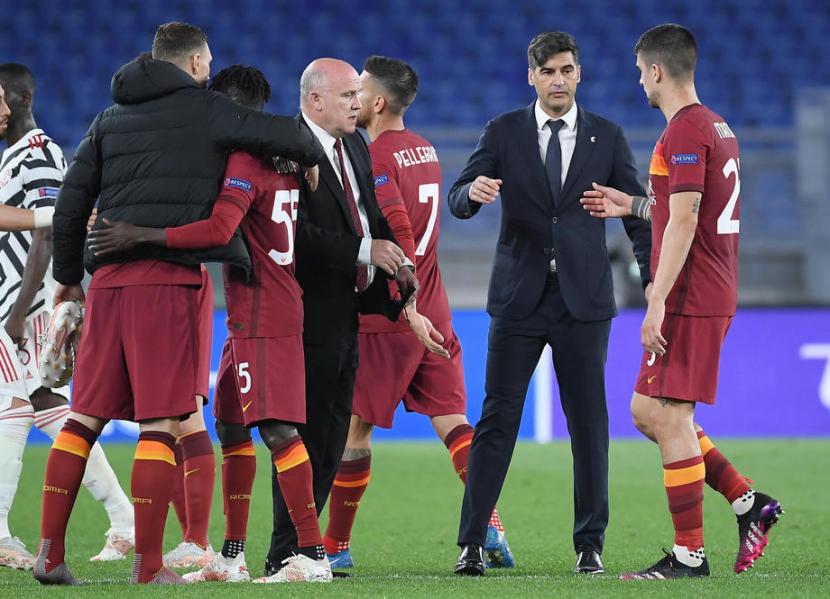Pelatih AS Roma Paulo Fonseca (kedua kanan) menghibur para pemainnya setelah tersingkir dari Liga Europa.