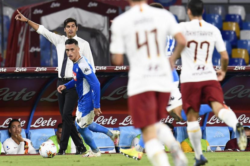 Pelatih AS Roma Paulo Fonseca (kiri belakang) memberikan instruksi kepada pemainnya saat melawan Napoli.