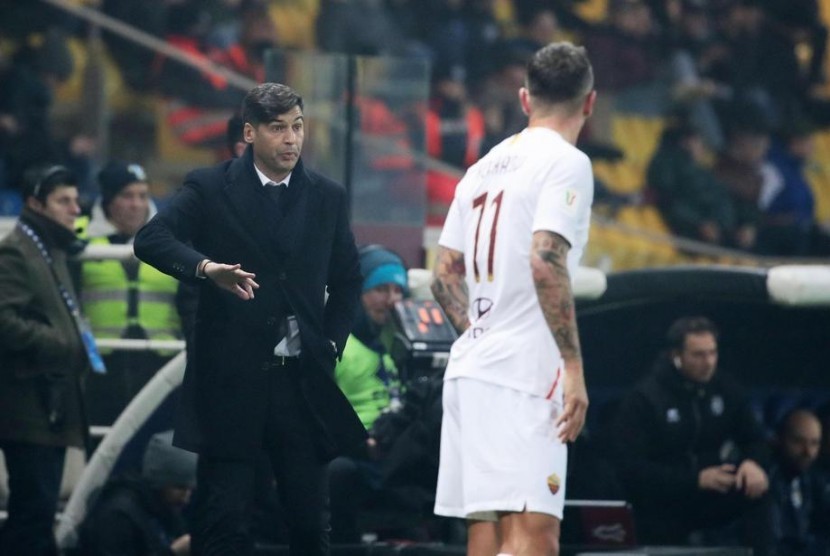 Pelatih AS Roma Paulo Fonseca memberikan instruksi kepada pemainnya.