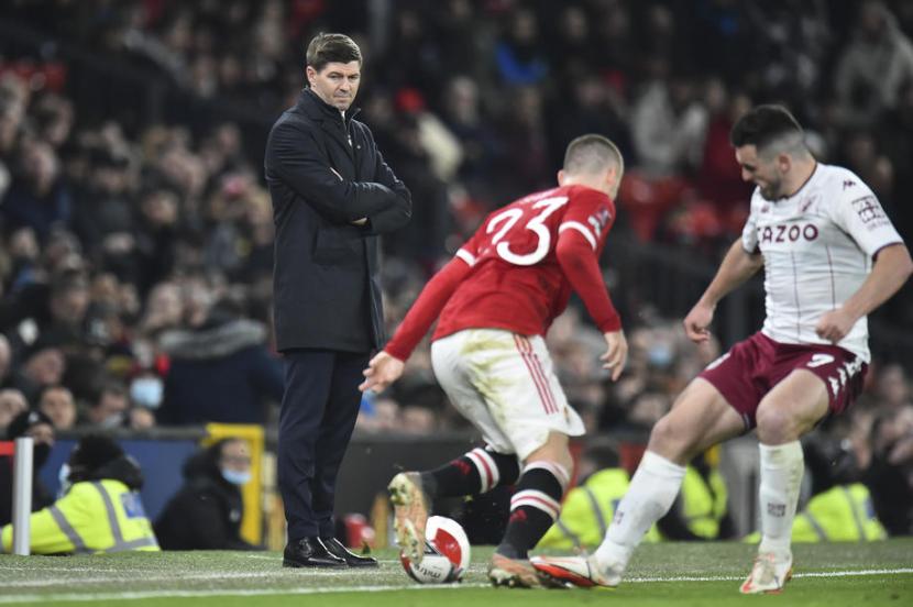 Pelatih Aston Villa Steven Gerrard menyaksikan permainan pasukannya melawan Manchester United (MU) pada putaran ketiga Piala FA di Old Trafford, Selasa (11/1/2022) WIB.