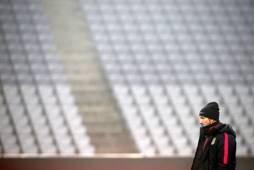 Pelatih Atletico Madrid, Diego Simeone saat memimpin latihan skuatnya.