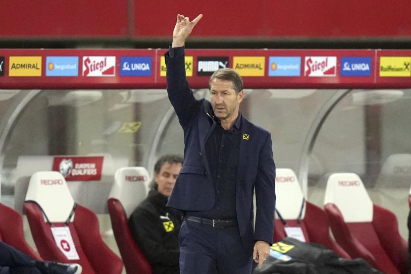 Pelatih Austria Franco Foda memberi isyarat selama pertandingan Piala Dunia 2022. Foda akan mengundurkan diri sebagai pelatih Austria menyusul kegagalan tim tersebut lolos ke Piala Dunia 2022.