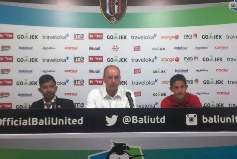 Pelatih Bali United Hans-Peter Schaller (tengah) dan Irfan Bachdim (kanan).