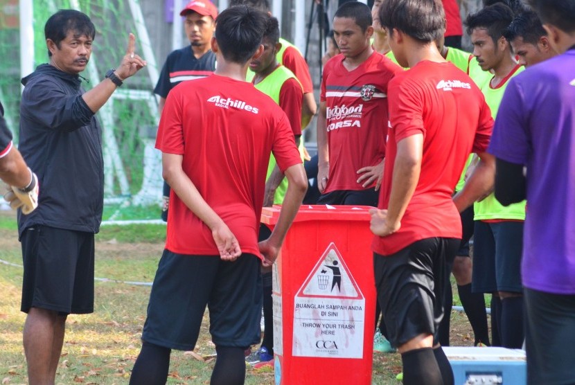Pelatih Bali United Pusam, Indra Sjafri (kiri) memberi intruksi saat memimpin latihan di Lapangan Trisakti, Legian, Bali, Selasa (10/11).