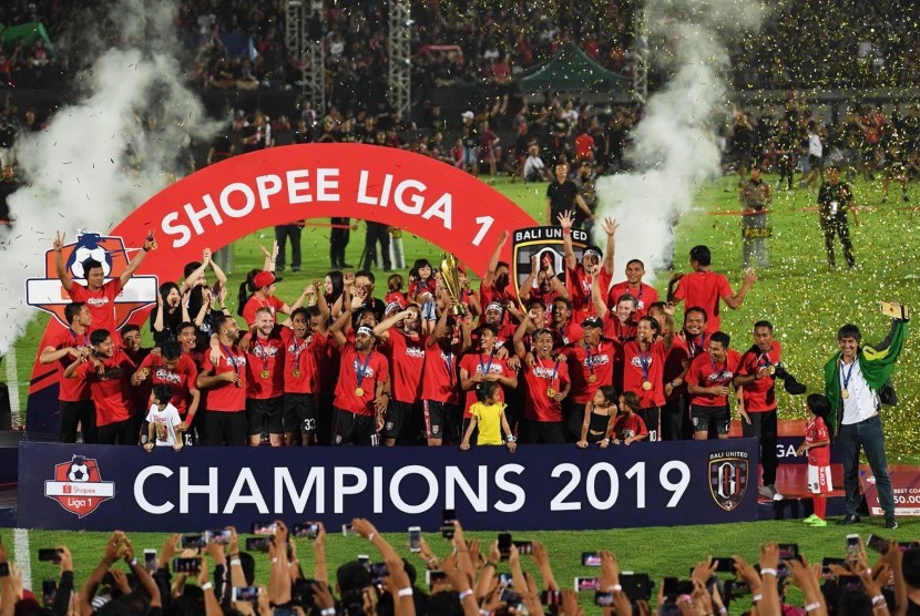 Pelatih Bali United Stefano Cugura (kanan) merayakan kemenangan bersama para pemain dan manajemen Bali United seusai penganugerahan juara Liga 1 2019 di Stadion I Wayan Dipta, Gianyar, Bali, Ahad (22/12/2019).