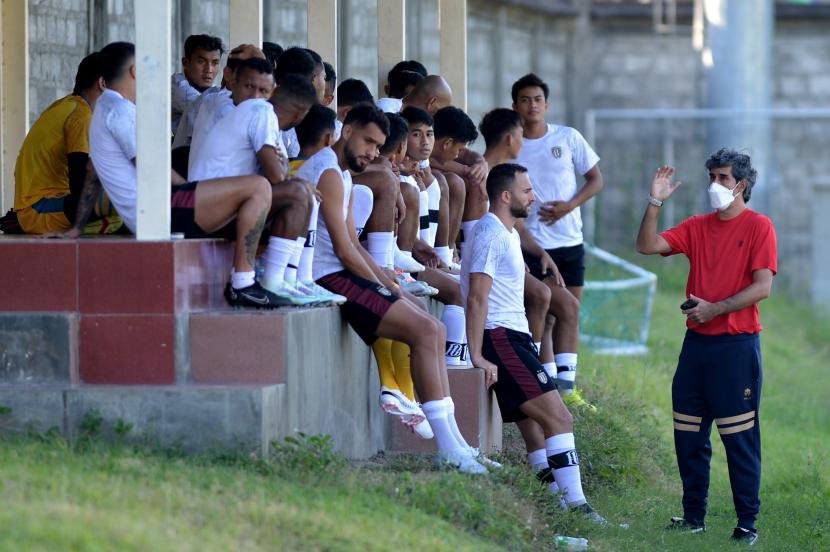 Pelatih Bali United Stefano Cugurra (kanan) memberikan instruksi saat memimpin sesi latihan resmi belum lama ini.