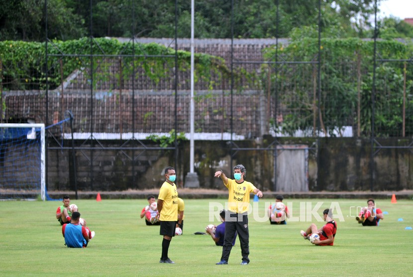 Pelatih Bali United Stefano Cugurra (kanan) memimpin latihan di Lapangan Karya Manunggal, Denpasar, Bali, pekan ini.